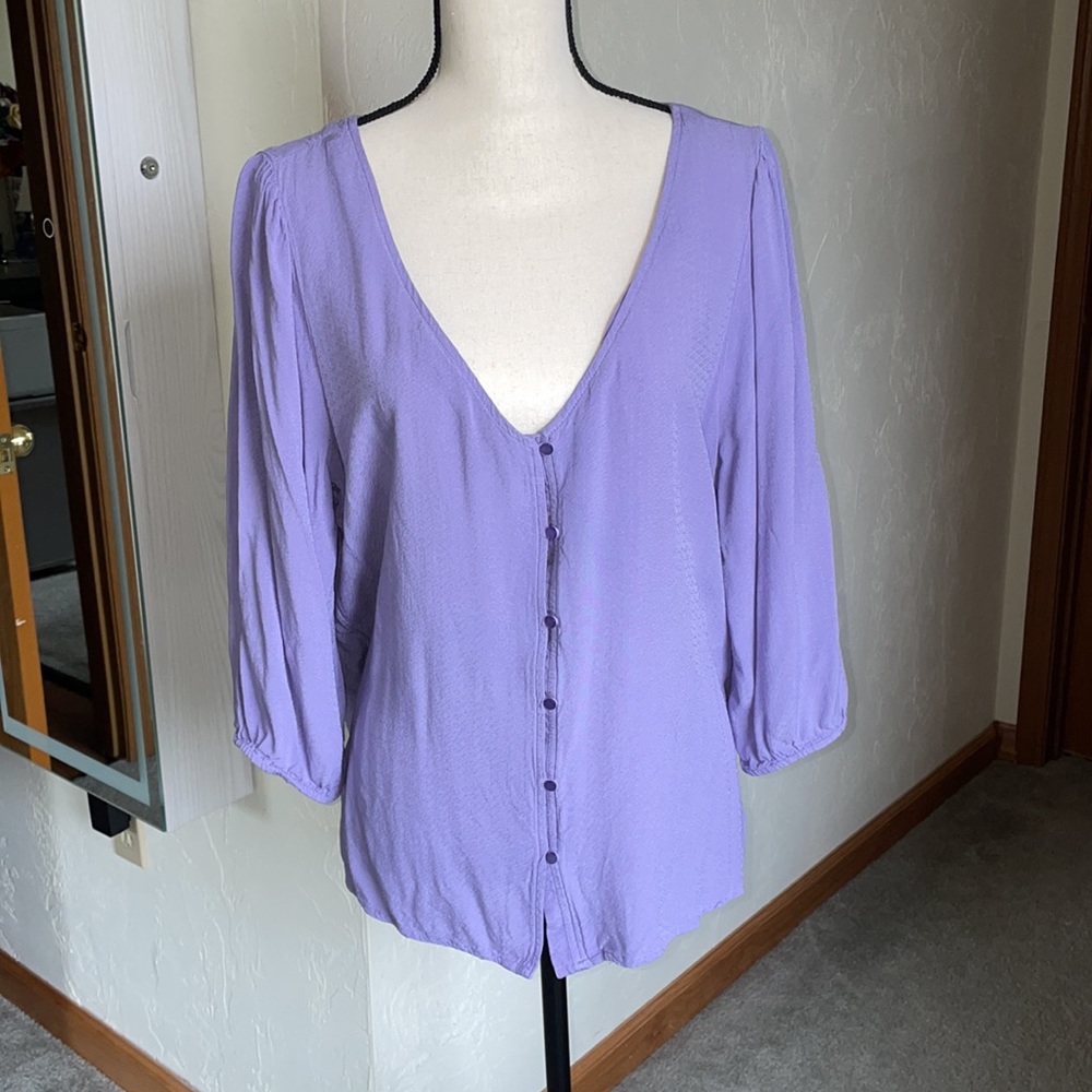 💜 Hinge - Button Down Jacquard V-Neck Top - Size: XL